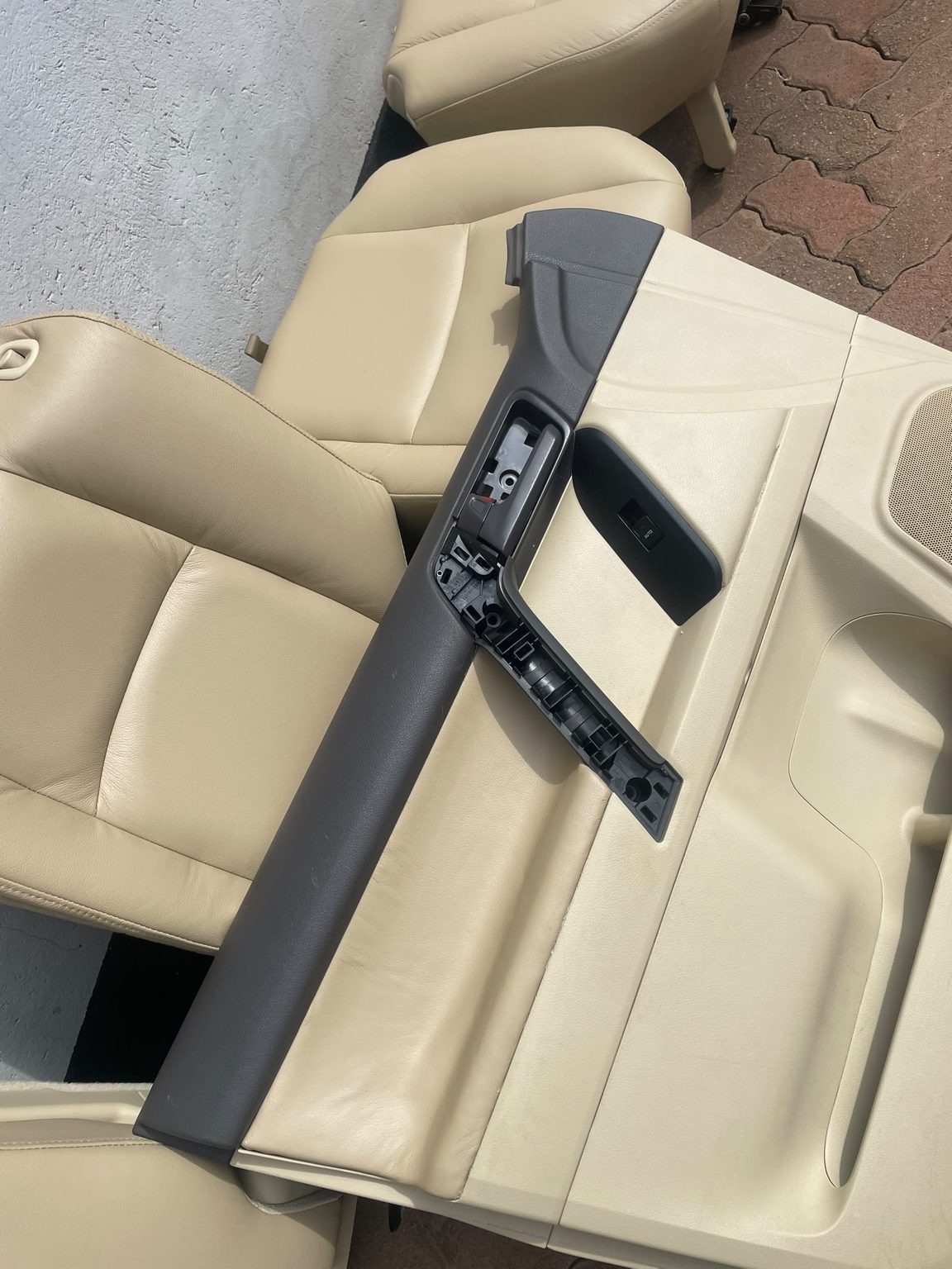 Cream leather seats and door cards, full interior